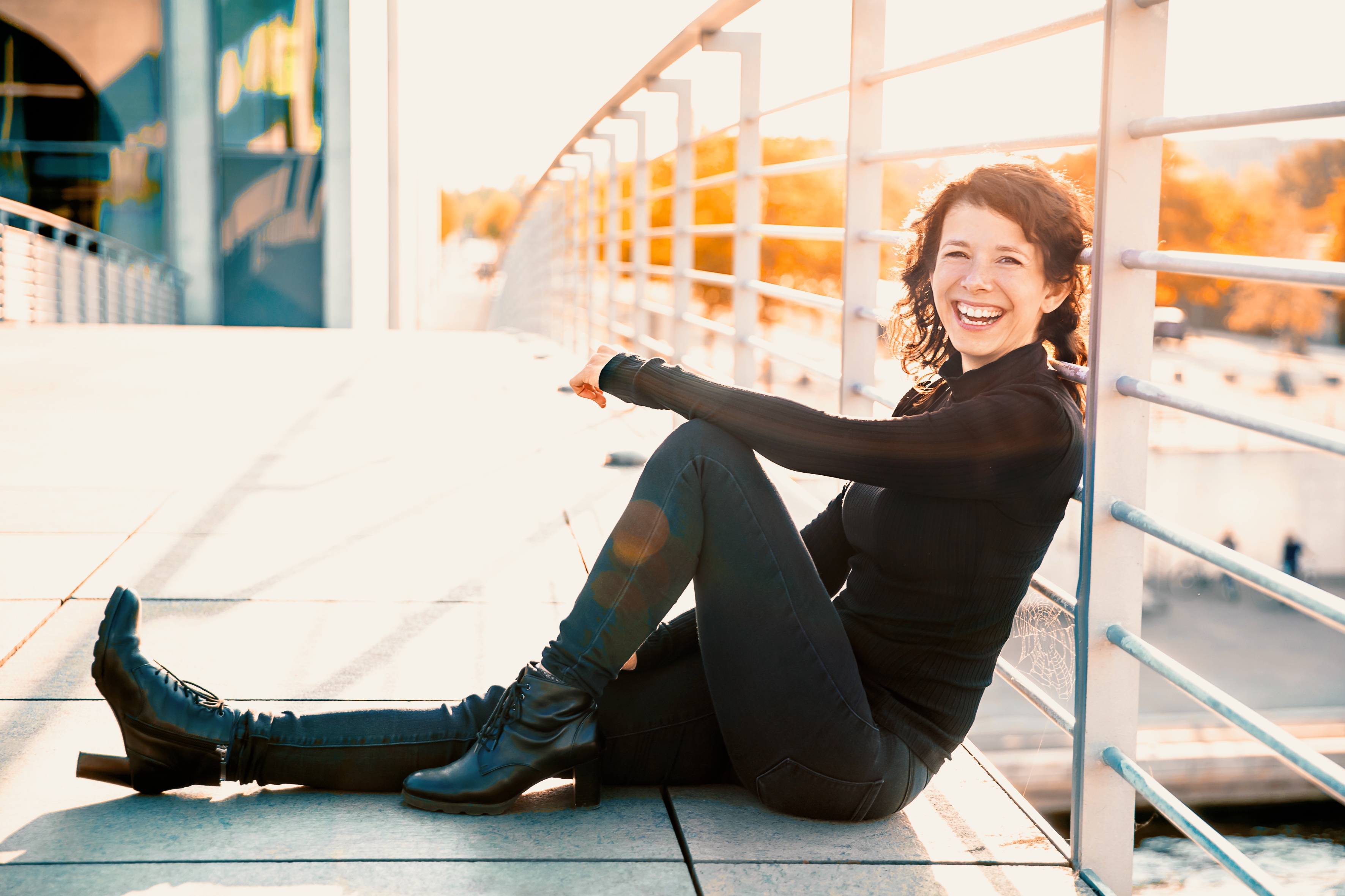 Katja Schanz, lachend im goldenen Gegenlicht